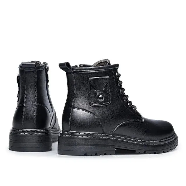 Classic fashion boots slip resistant, waterproof, comfortable and high quality.